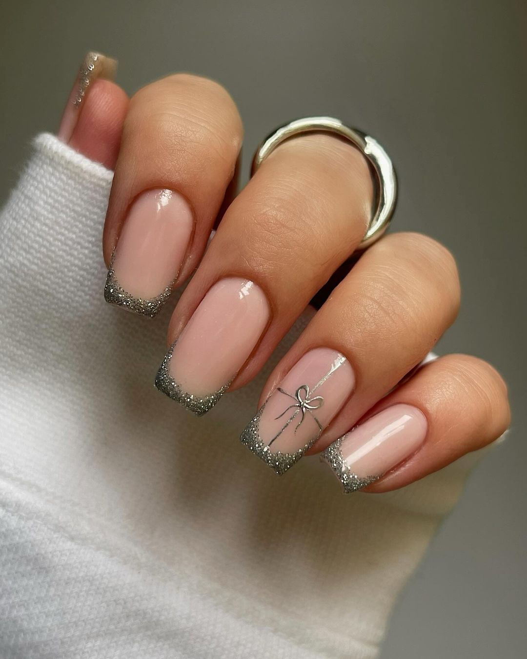 37+ Chic and Glittery New Years Nails You’ll Be Obsessed With