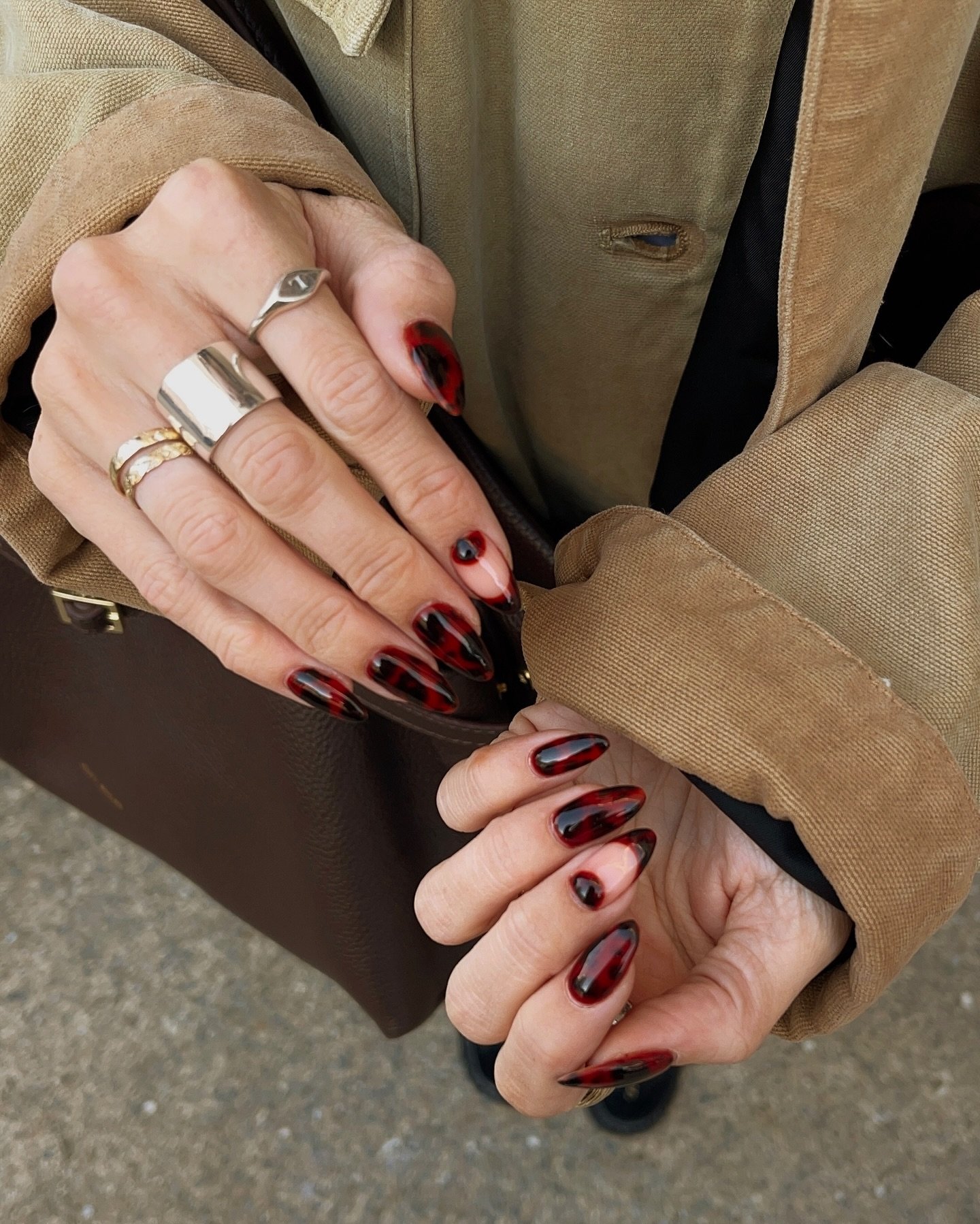 chloehayward_ - tortoiseshell nails - tortoiseshell nail designs - tortoiseshell nail ideas
