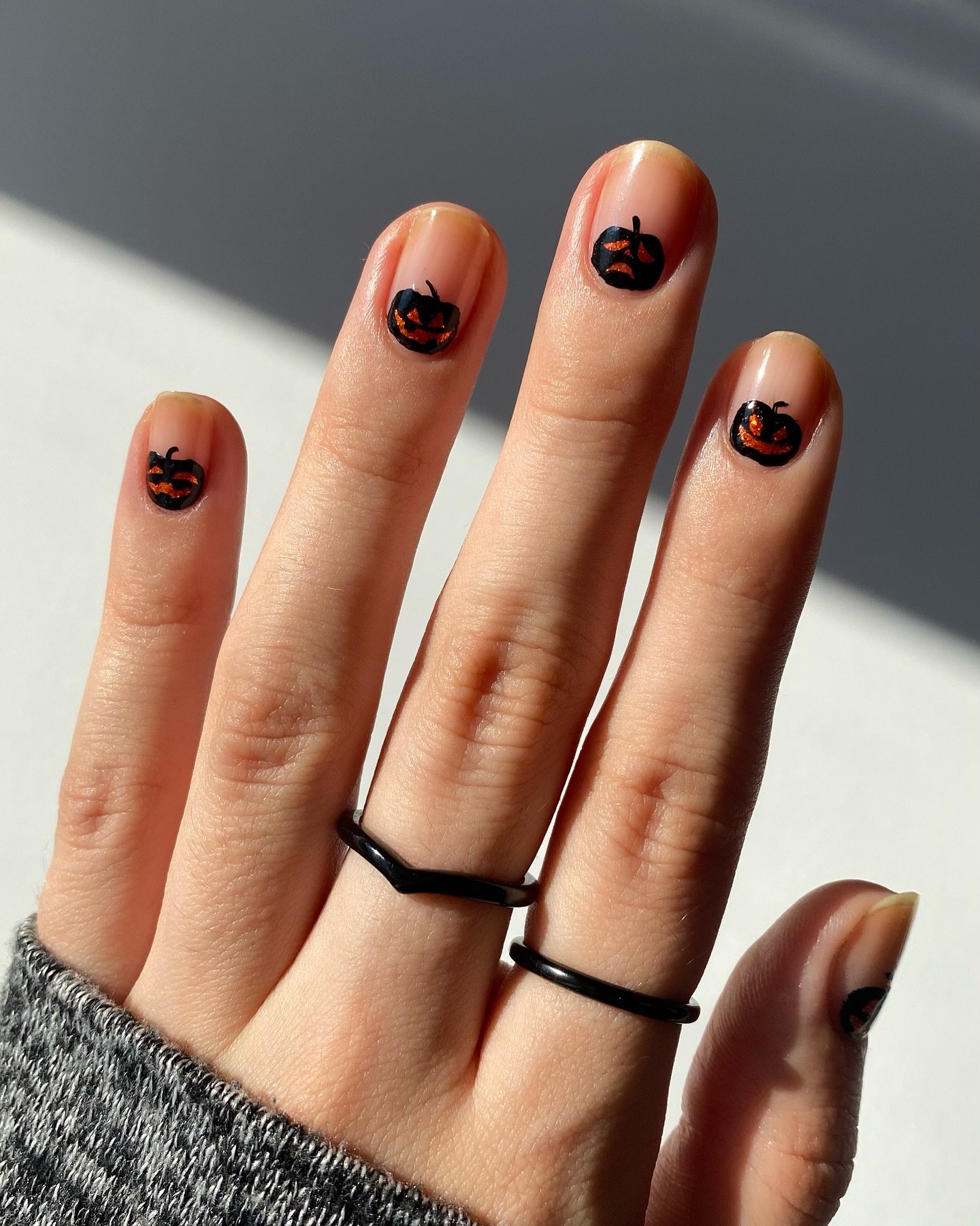 polished_yogi - short halloween nails - short halloween nail ideas polished_yogi - short halloween nails - short halloween nail ideas