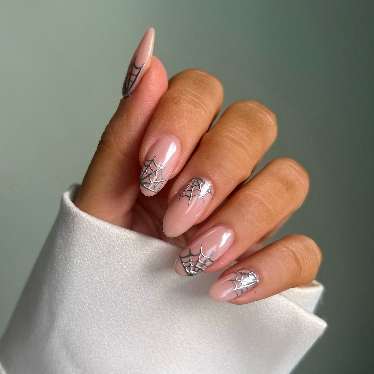 iolapallade_beauty - simple halloween nails - classy halloween nails